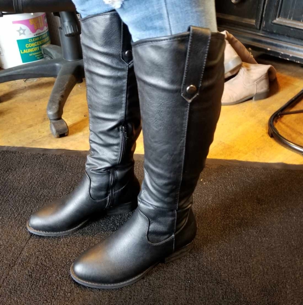 (Never been worn) BLACK BOOTS